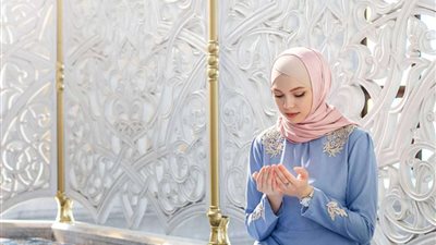 هل يجوز للمرأة الحائض أن تقرأ القرآن أثناء العادة الشهرية؟..مركز الأزهر العالمي للفتوى يجيب