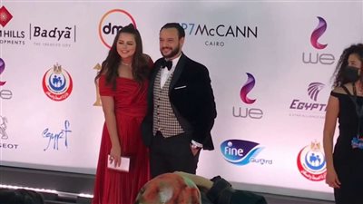 شاهد.. رد فعل هنادي مهنا أثناء حديث زوجها مع فتاة بمهرجان القاهرة