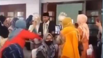 شاهد.. شاب يتزوج امرأتين في آن واحد (فيديو)