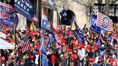 بالفيديو.. أنصار ترامب يتظاهرون في واشنطن بعد قرار المحكمة العليا