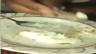 شخص يأكل الجراد ويصف طعمه بالبطاطس المقرمشة (فيديو)