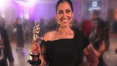 حنان مطاوع تحصل على جائزة أفضل ممثلة دراما من مهرجان نجم العرب