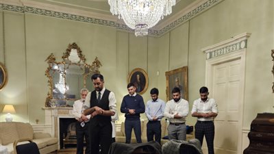 حمزة يوسف يصلى مع عائلته بعد رئاسته لوزراء اسكتلندا