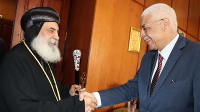 رئيس جامعة المنوفية يستقبل نيافة الأنبا بنيامين