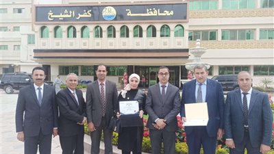 محافظ كفر الشيخ يُكرم موظفين بمسابقة التميز الحكومي.. صور