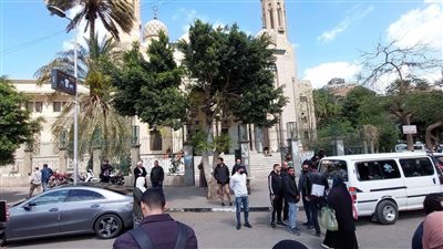 حقكم عليا وآسف| محمد عز يعتذر للصحفيين بعد مشادة بجنازة والدته