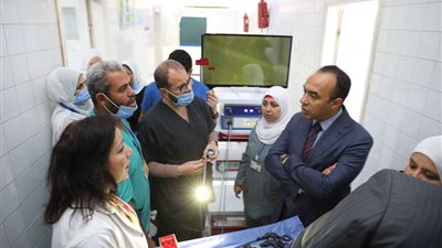 نائب محافظ المنيا يتسلم عدد من الأجهزة الطبية لدعم مستشفى مطاي