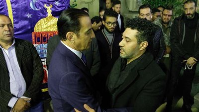بالصور.. نجوم الفن يتوافدون على عزاء والدة محمد عز