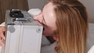 فتاة تتزوج من حقيبة وتقيم حفل زفاف