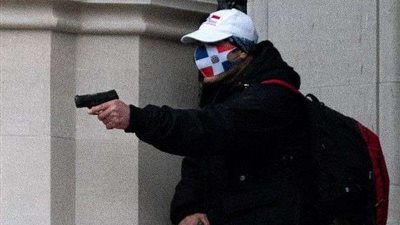 شاهد.. لحظة تصفية المسلح الذي هاجم فرقة موسيقية أمام كنيسة في أمريكا