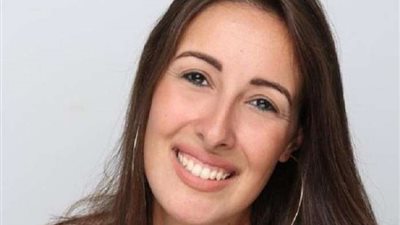 جيلان علاء تقلد الإعلامية وفاء الكيلاني بفيديو من سيارتها (فيديو)