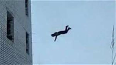 نجل مطرب أمريكي شهير يسقط من الدور الخامس بمنزله