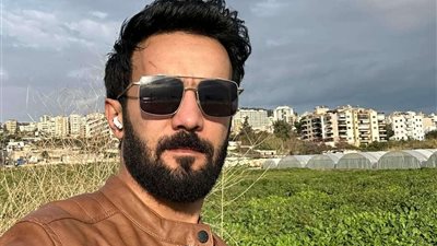 بنظارة سوداء..شاهد أحدث ظهور للفنان حسني شتا