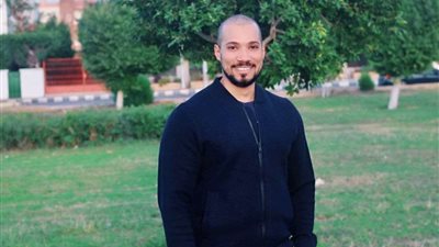 هل الزوجة العاملة مُلزمة بدفع نصف راتبها لزوجها؟.. عبداللّه رشدي يرد