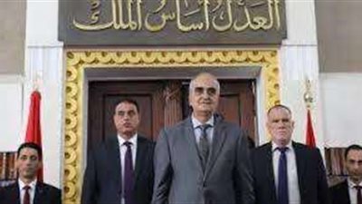 وصول المتهم بقتل 7 من أسرته بسبب خلافات أسرية إلى المحكمة