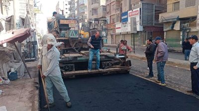 بدء أعمال الرصف لشارع العرفانى بمدينة ملوى بالمنيا