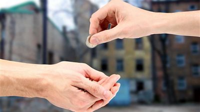 الإفتاء تكشف الحكم الشرعي لطلب الدعاء أثناء إخراج الصدقة