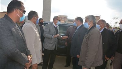 محافظ القليوبية يتفقد عدد من مشروعات الصرف الصحي ومياه الشرب بكفر شكر وطوخ