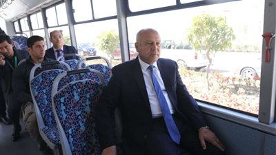 وزير النقل يتفقد انتظام العمل بمحطة عدلي منصور