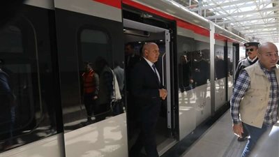 وزير النقل يستقل أحد أتوبيسات العاصمة التي تعمل بالكهرباء