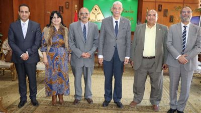 رئيس جامعة المنوفية يهنئ المدير التنفيذي الجديد لمستشفي معهد الكبد القومي