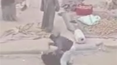 كشف ملابسات فيديو رصد مقتل سيدة على يد زوجها طعنًا بـ «سكين» وسط سوق بأكتوبر | تفاصيل
