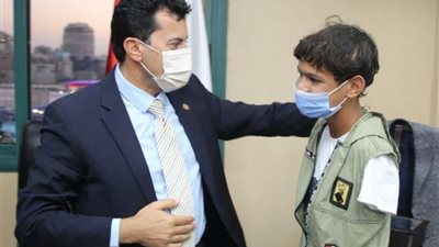 وزير الرياضة يهدي الطفل صاحب الموهبة في كرة القدم عضوية مركز شباب بلبيس