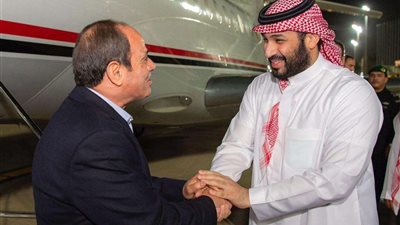 صور لاستقبال الأمير محمد بن سلمان للرئيس السيسى بمطار جدة
