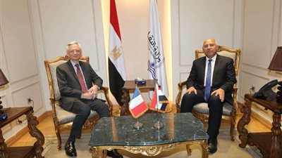 وزير النقل يبحث آخر مستجدات عدد من المشروعات الخاصة مع السفير الفرنسي