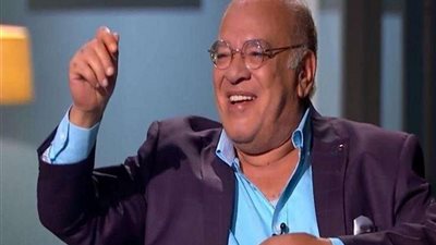 بالفيديو| أول ظهور للفنان صلاح عبد الله من كواليس مسلسل تلت التلاتة