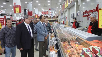 نائب محافظ المنيا يتفقد عددا من الأسواق والسلاسل التجارية لمتابعة توافر السلع