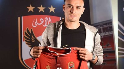 صلاح محسن يحتفل بعيد ميلاد نجله برفقة زوجته