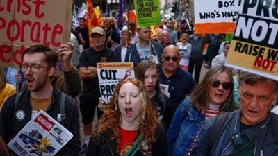 تقريرا عن فشل الحكومة البريطانية في حل أزمة المعلمين