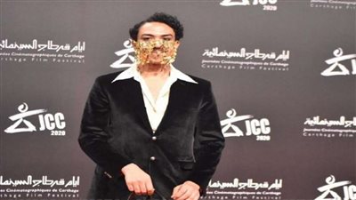 فنان تونسي يثير الجدل بعد ظهوره بملابس نسائية في مهرجان قرطاج