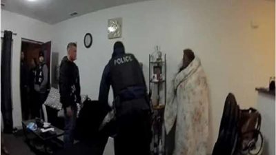 غضب عارم.. الشرطة الأمريكية تهاجم منزل امرأة سوداء لحظة تغيير ملابسها (فيديو)