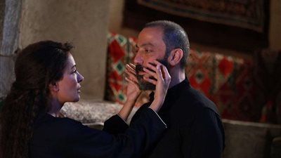 ليلة السقوط الحلقة 12.. كنده حنا تحاول اغتيال طارق لطفى وصبا مبارك تنقذه