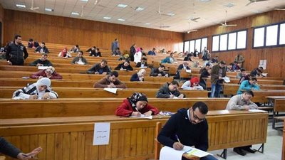 امتحانات نصف العام الدراسي بالجامعات 