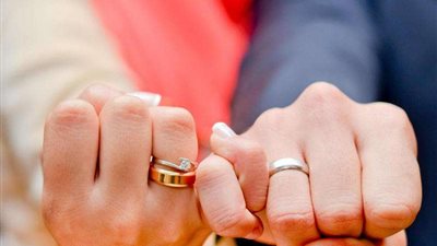 هل تقبيل الزوجة في نهار رمضان يبطل الصوم؟.. الإفتاء تكشف