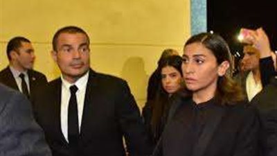 عمرو دياب يساند دينا الشربيني بعد وفاة والدها