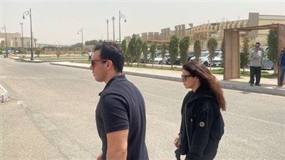 دنيا سمير غانم ورامي رضوان يصلان لحضور جنازة والد دينا الشربيني