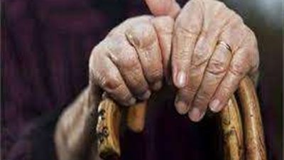 ضبط شخص يتعدى على والدته العجوز