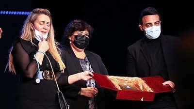 بكاء وانهيار رانيا محمود ياسين في احتفالية تأبين وتكريم والدها (صور)