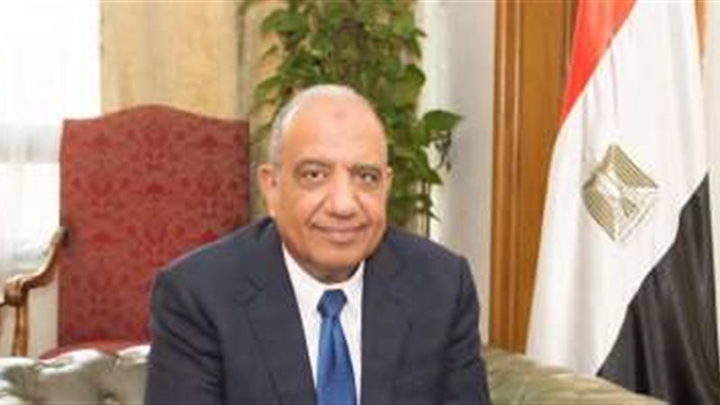 محمود عصمت وزير قطاع