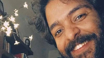 شاعر مشهور يعلن اعتزاله بعد سقوطه على المسرح