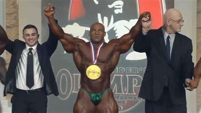 حفل كبير واستقبال رسمي لـ بيج رامى بمطار القاهرة.. فيديو