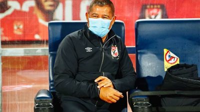 الجهاز الفني للأهلي يعقد اجتماعًا مطولًا في فندق الإقامة