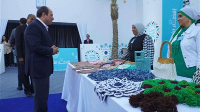 الرئيس السيسي يتفقد معرض الأسر المنتجة بمدينة الأسمرات