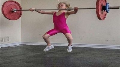 أقوى طفلة في التاريخ.. تحمل أثقال في عمر 7 سنوات