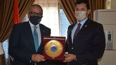 وزير الشباب يكرم عمرو الجنايني رئيس اللجنة الخماسية لاتحاد الكرة