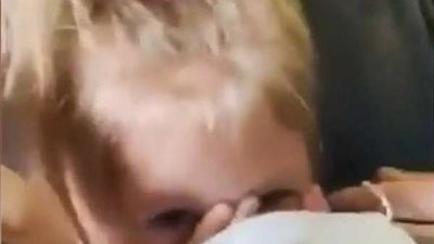 رضيعة تضع أسرتها في موقف محرج على متن طائرة وتحرمهم من السفر.. فيديو